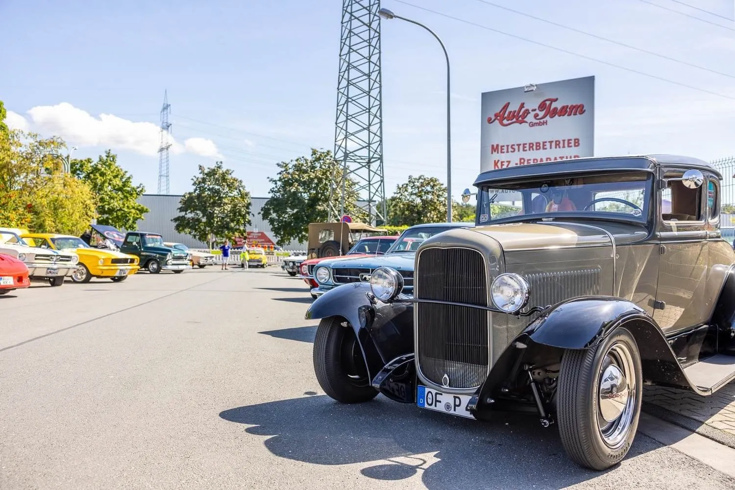 Außenaufnahme Firmengelände mit Oldtimer